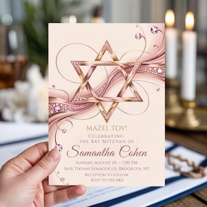 Peut inclure: Une invitation rose et dorée pour une Bat Mitzvah avec un design d'étoile de David. L'invitation présente le texte "MAZEL TOV!" et le nom "Samantha Cohen". La date et l'heure de l'événement sont également incluses.