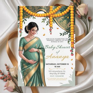 Może przedstawiać: Zaproszenie na baby shower z ilustracją ciężarnej kobiety w zielonym i złotym sari. Zaproszenie zawiera tekst "Baby Shower of Ananya" oraz szczegóły wydarzenia. Projekt zawiera elementy kwiatowe i dekoracyjne.
