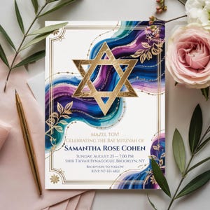 Puede incluir: Una invitación de Bat Mitzvah con una Estrella de David dorada y detalles florales. La invitación incluye el texto "MAZEL TOV! Celebrando el Bat Mitzvah de Samantha Rose Cohen". El fondo presenta remolinos de acuarela en azul, morado y turquesa.