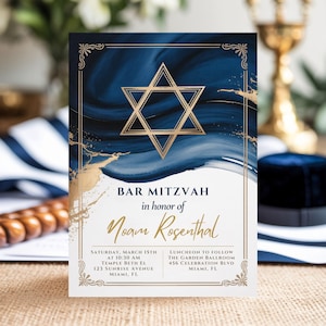 Op de afbeelding: Een Bar Mitzwa-uitnodiging met een marineblauw en goud ontwerp. De uitnodiging toont een gouden Davidster, gouden accenten en de tekst "Bar Mitzvah ter ere van Noam Rosenthal". Details: datum, tijd en locatie.
