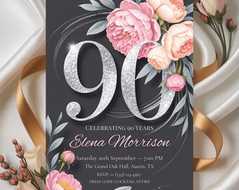 Może przedstawiać: Ciemnoszara karta zaproszenia na 90. urodziny. Numer "90" jest w srebrnym brokacie, z tekstem "Celebrating 90 Years" nad imieniem "Elena Morrison". Akcenty kwiatowe obejmują różowe i brzoskwiniowe piwonie.