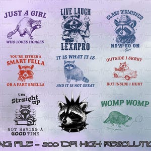 Puede incluir: Una colección de gráficos con temática de mapaches con varias superposiciones de texto. Los diseños incluyen un mapache con sombrero de vaquero, un mapache en un coche y texto como "Just a Girl Who Loves Horses".