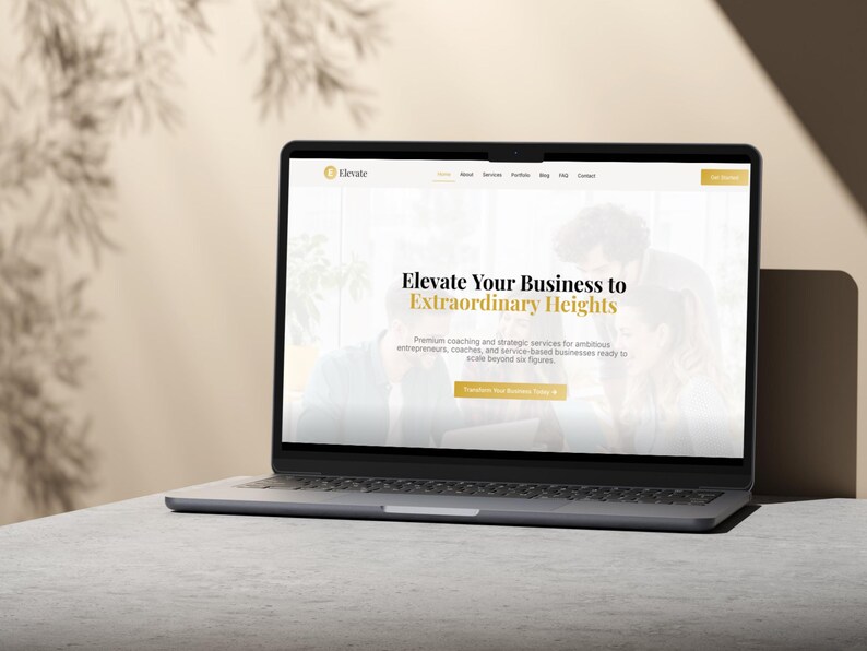 Pu&ograve; includere: Un laptop argentato che mostra un sito web con il testo "Elevate Your Business to Extraordinary Heights". Il sito web promuove servizi di coaching e strategici. Il laptop &egrave; su una superficie grigio chiaro con uno sfondo neutro.