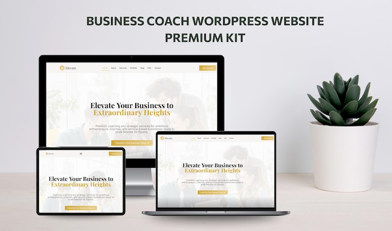 Pu&ograve; includere: Un kit premium per siti Web WordPress per coach aziendali viene visualizzato su un computer desktop, un laptop e un tablet. Il design del sito Web presenta il testo "Elevate Your Business to Extraordinary Heights" in oro e nero. Una pianta succulenta in vaso &egrave; sulla destra.