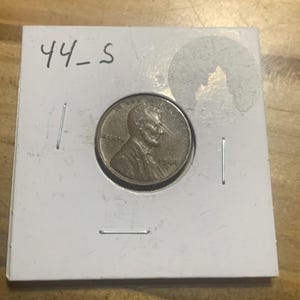 Moneda de un centavo de trigo de bronce Lincoln de 1944, en estado circulado promedio
