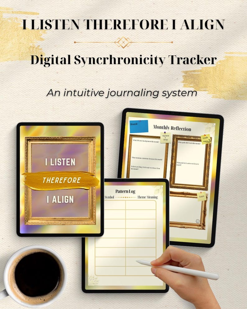 K&ouml;nnte beinhalten: Digitaler Synchronizit&auml;ts-Tracker mit dem Text "I LISTEN THEREFORE I ALIGN". Das Bild zeigt ein Tablet mit goldenem Rahmen, eine Kaffeetasse und eine Hand, die einen Stift h&auml;lt. Der Tracker ist ein intuitives Journaling-System.