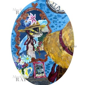 Op de afbeelding: Een ovaal schilderij toont een slang met een hoed die in een spiegel kijkt. De spiegel reflecteert de slang, bloemen en een kleine ingelijste foto. De achtergrond is blauw met een klok.