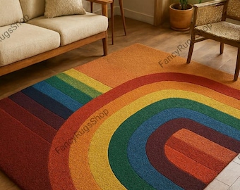 Puede incluir: Una colorida alfombra con diseño de arcoíris. La alfombra presenta un patrón de arcoíris curvo en tonos de rojo, naranja, amarillo, verde, azul y morado. Está colocada sobre un suelo de madera en un salón.