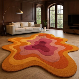 Könnte beinhalten: Ein Teppich im Retro-Stil mit einer geschichteten, organischen Form. Der Teppich weist einen Farbverlauf aus warmen Farben auf, darunter Orange, Gelb und Schattierungen von Rosa und Rot. Der Teppich liegt auf einem Holzboden in einem Wohnzimmer.
