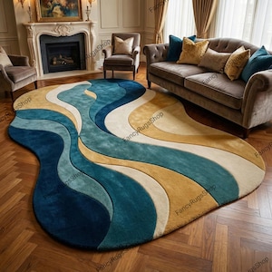 Könnte beinhalten: Ein großer, ovaler Teppich mit einem fließenden, wellenartigen Design. Der Teppich hat eine Kombination aus Farben, darunter tiefes Blau, Türkis, Beige und Gold. Der Teppich liegt auf einem Parkettboden in einem Wohnzimmer.