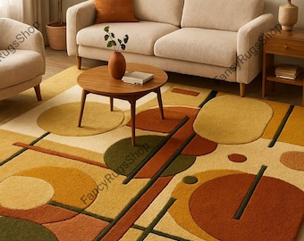Può includere: Un moderno tappeto con un design geometrico di cerchi e linee nei toni del giallo, arancione e verde. Il tappeto si trova in un soggiorno con un divano beige, una poltrona e un tavolino in legno. Le dimensioni del tappeto non sono visibili.