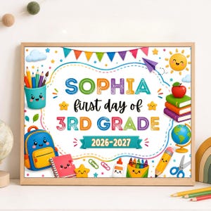 Puede incluir: Una impresión rectangular enmarcada con ilustraciones escolares coloridas que incluyen una mochila, libros, un globo terráqueo, lápices y un avión de papel. El texto dice SOPHIA first day of 3RD GRADE 2026-2027 en fuentes brillantes y alegres.