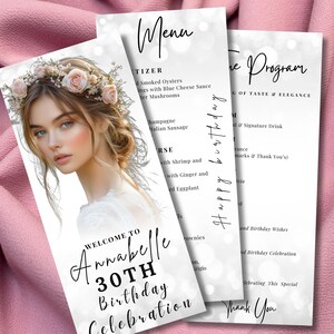 Pode incluir: Três cartões de eventos brancos com texto preto. O cartão frontal apresenta uma mulher usando uma coroa de flores. O texto nos cartões inclui "Menu", "Feliz Aniversário" e "Bem-vindo à celebração do 30º aniversário de Annabelle".