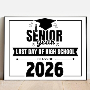 Puede incluir: Una impresión enmarcada en blanco y negro que celebra el "Último día de la escuela secundaria" para la "Clase de 2026". El diseño incluye un birrete, las palabras "Senior Year" y estrellas decorativas.