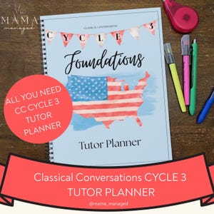 Könnte beinhalten: Ein spiralgebundener Planer mit hellblauem Einband, der den Text Classical Conversations Cycle 3 Foundations Tutor Planner, eine Aquarellillustration der Flagge der Vereinigten Staaten und ein Banner mit der Zahl 3 zeigt, begleitet von vier Stiften.