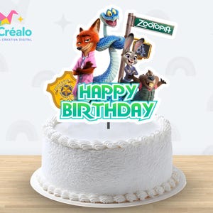 Może przedstawiać: Białe ciasto z lukrem z dekoracyjnym topperem z postaciami z Zootopii, w tym Nickiem Wilde, Judy Hopps i innymi. Topper ma słowa "Happy Birthday" w kolorze zielonym i niebieskim. Dołączony jest również znak Zootopii.