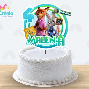 Puede incluir: Una tarta blanca glaseada con un borde decorativo, coronada con un adorno para tarta con temática de Zootopia. El adorno presenta a Nick Wilde y Judy Hopps, el número 4 y el nombre "Malena". La tarta está sobre una superficie de madera.