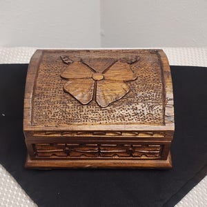 Vintage Hand-Carved Wooden Jewelry Box – Rustic Flower Design