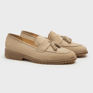 Mocassins masculinos de camurça com borlas feitos à mão: sapatos sociais de couro bege, sola de borracha