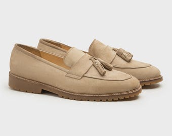 Handgjorda herrloafers i mocka med tofsar: Beige läderskor, gummisula