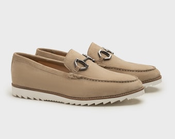 Handgemaakte beige suède Horsebit loafers: lichtgewicht leren instappers