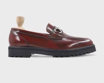 Mocassini da uomo italiani in pelle bordeaux con morsetto, realizzati a mano / Scarpe eleganti da uomo