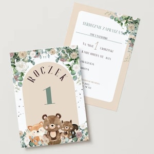 Puede incluir: Dos tarjetas de invitación con ilustraciones florales y de animales del bosque. Una tarjeta presenta la palabra "ROCZEK" y el número "1" con un zorro, un oso y una ardilla. La otra tarjeta tiene texto en polaco.