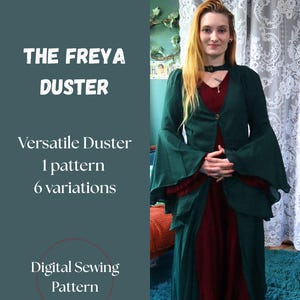 Peut inclure: Une femme porte un duster vert foncé sur une robe bordeaux. Le duster a des manches évasées et une fermeture à bouton unique. Le texte à gauche indique "THE FREYA DUSTER", "Versatile Duster 1 pattern 6 variations", et "Digital Sewing Pattern".
