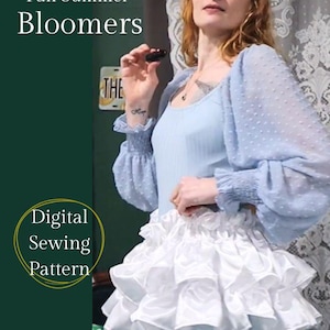 Könnte beinhalten: Eine Frau trägt ein hellblaues Oberteil mit Puffärmeln und weiße Rüschen-Bloomers. Das Bild enthält den Text "Fun Summer Bloomers" und "Digital Sewing Pattern".