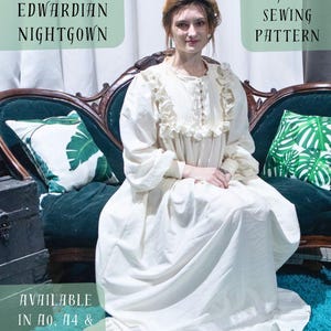 Può includere: Una camicia da notte color crema a maniche lunghe con sprone a balze, chiusura frontale con bottoni e orlo a balze. Il testo recita: Victorian Edwardian Nightgown, Digital Sewing Pattern, Available in A0, A4 & US Letter.