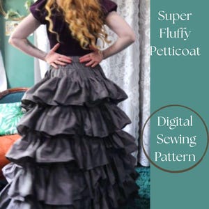 Może przedstawiać: Osoba nosząca ciemnoszarą, warstwową halkę i pasujący top. Obraz zawiera tekst "Super Fluffy Petticoat" i "Digital Sewing Pattern" na turkusowym tle.