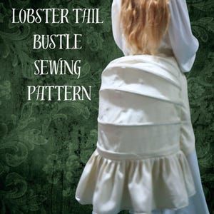 Puede incluir: Un patrón de costura de miriñaque de cola de langosta blanco. El miriñaque presenta paneles horizontales y un dobladillo con volantes. El texto "LOBSTER TAIL BUSTLE SEWING PATTERN" se muestra en blanco sobre un fondo verde oscuro.