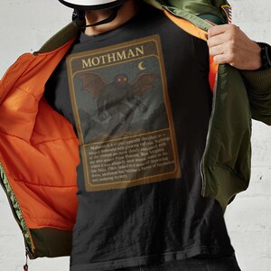 Kryptozoologie Mottenmann T-Shirt, Paranormale Kreatur Grafik T-Shirt, Mythisches Monster Urban Legend Shirt, schwere Baumwolle Cryptid Geschenk für Halloween