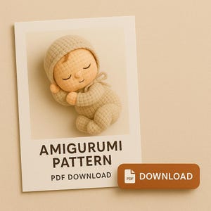 Op de afbeelding: Een beige amigurumi babypop met een capuchon, liggend op zijn zij met gesloten ogen. De afbeelding staat op een witte kaart met de tekst "AMIGURUMI PATTERN PDF DOWNLOAD" en een bruine "DOWNLOAD" knop.