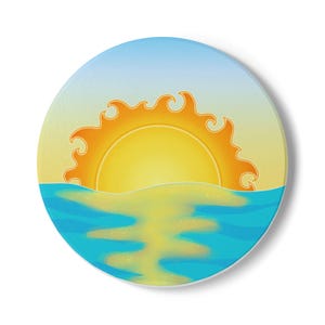 Könnte beinhalten: Ein runder Untersetzer mit einer grafischen Illustration einer leuchtend gelben Sonne mit stilisierten orangefarbenen Flammen über einem blauen Ozean. Die Spiegelung der Sonne bildet einen goldenen Pfad auf dem Wasser vor einem hellblauen Himmel.