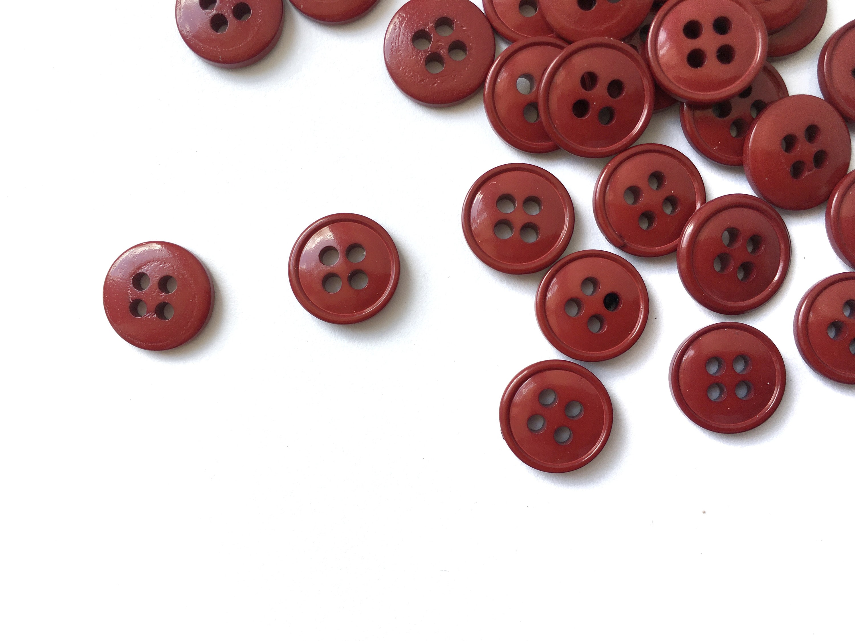 Pearly buttons burgundy faceted design 10mm a set of 10 Pearly buttons burgundy faceted design 10mm a set of 10