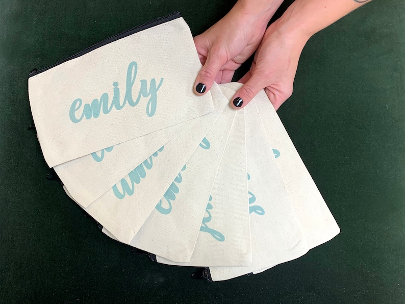 Script gifts. Curio лого. Script gifts. Script gifts. Mister and missis шрифт для написания.