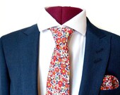 Rote Floral Liberty Print Krawatte und Tasche Platz