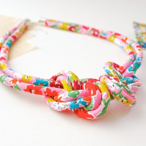 Collar llamativo de tela con flores en rosa brillante - California Bloom