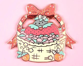 Spilla Strawberry Poe, spilla in smalto rigido, spilla per consegna posta, spilla con stemma, spilla con stemma, spilla con cappello, natura, animali, uccelli, kawaii, carino, post