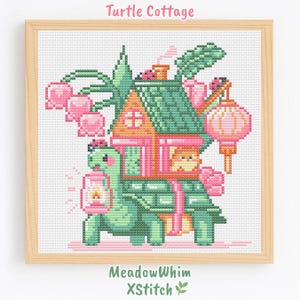 Puede incluir: Arte de punto de cruz de una tortuga que lleva una casa, con el texto "Turtle Cottage". La casa es rosa y naranja con un tejado verde. La tortuga es verde, y la escena incluye flores rosas y una linterna. El texto "MeadowWhim XStitch" está en la parte inferior.