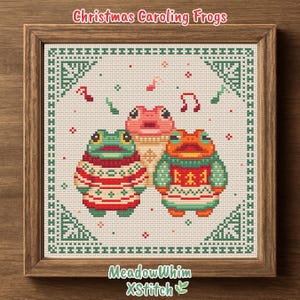 Peut inclure: Un motif de point de croix encadré intitulé Christmas Caroling Frogs représentant trois grenouilles en pulls avec des notes de musique sur un fond quadrillé blanc, entouré d'une bordure géométrique verte, avec le texte MeadowWhim XStitch en dessous.