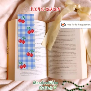 Marcapáginas de cuadros vichy azul cereza, patrón de punto de cruz, bonito diseño de bordado, proyecto de puntada pequeña, regalo para amantes de los libros, descarga de PDF de manualidades con pastel