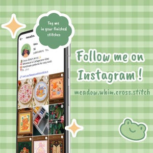 Op de afbeelding: Een smartphone toont een Instagram-profiel met kruissteekontwerpen. Het profiel bevat de tekst "Cross Stitch Artist" en "Handmade patterns for cozy souls." De afbeelding bevat ook de tekst "Follow me on Instagram!" en "Tag me in your finished stitches."