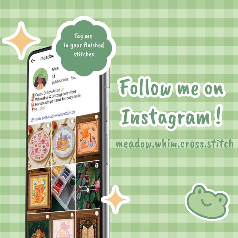 Op de afbeelding: Een smartphone toont een Instagram-profiel met kruissteekontwerpen. Het profiel bevat de tekst "Cross Stitch Artist" en "Handmade patterns for cozy souls." De afbeelding bevat ook de tekst "Follow me on Instagram!" en "Tag me in your finished stitches."