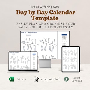 Op de afbeelding: Een digitale Day by Day kalendersjabloon weergegeven op een desktopmonitor, een laptop en een tablet. De interface bevat streepjeslijst-afbeeldingen voor dagelijkse planning, een startdatumveld en een zijbalk met labels voor specifieke data.