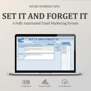 Könnte beinhalten: Ein Laptop zeigt den Text „SET IT AND FORGET IT“ und „A Fully Automated Email Marketing System“. Der Bildschirm zeigt eine blau-weiße Oberfläche. Unter dem Laptop befinden sich Symbole für Google Sheets, Bearbeitbare Vorlage und Sofort-Download.