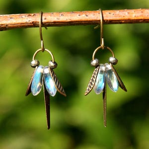 Petites boucles d'oreilles pendantes libellule, verre tchèque AB, bijoux insectes en bronze faits main