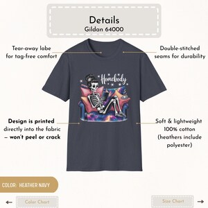 Op de afbeelding: Heather navy t-shirt met een afbeelding van een skelet dat op een bank leest, met het woord "Homebody" erboven. Het ontwerp is op de stof gedrukt. Het t-shirt is gemaakt van zacht, lichtgewicht 100% katoen. Het Gildan 64000 shirt heeft dubbel gestikte naden.