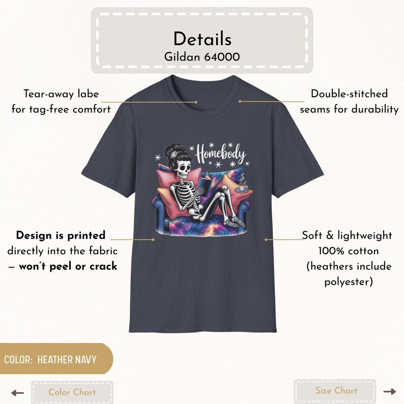 Op de afbeelding: Heather navy t-shirt met een afbeelding van een skelet dat op een bank leest, met het woord "Homebody" erboven. Het ontwerp is op de stof gedrukt. Het t-shirt is gemaakt van zacht, lichtgewicht 100% katoen. Het Gildan 64000 shirt heeft dubbel gestikte naden.